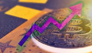 Eine physische Bitcoin-Münze, überlagert von einem aufsteigenden violetten Pfeil, der die Rekorde im Wert der Kryptowährung symbolisiert, mit einer Euro-Note im Hintergrund und Hinweisen auf den Einfluss des US-Dollar.