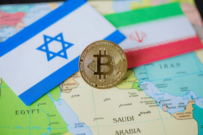 Eine Bitcoin-Münze wird zwischen der israelischen und der iranischen Flagge auf einer Karte des Nahen Ostens platziert, um die Präsenz von Bitcoin in Israel, Iran, Ägypten und Saudi-Arabien hervorzuheben.