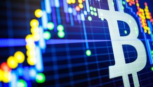 Auf einem digitalen Bildschirm wird ein großes Bitcoin-Symbol mit bunten Finanzdiagrammen und -grafiken im Hintergrund angezeigt, das die aktive Bitcoin-Handelsaktivität hervorhebt.