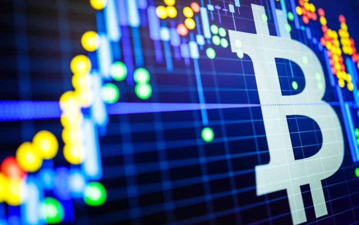 Auf einem digitalen Bildschirm wird ein großes Bitcoin-Symbol mit bunten Finanzdiagrammen und -grafiken im Hintergrund angezeigt, das die aktive Bitcoin-Handelsaktivität hervorhebt.