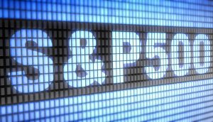 Auf einem digitalen Anzeigebildschirm wird S&P 500 angezeigt.