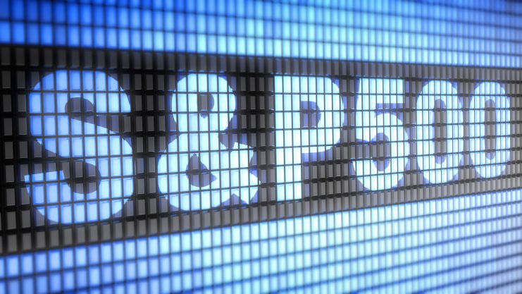 Auf einem digitalen Anzeigebildschirm wird S&P 500 angezeigt.
