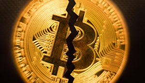 Eine goldfarbene Bitcoin-Münze ist mit einem senkrecht durch die Mitte verlaufenden, gezackten Riss abgebildet, der die Zerrüttung innerhalb der Bitcoin-Gemeinschaft symbolisiert.