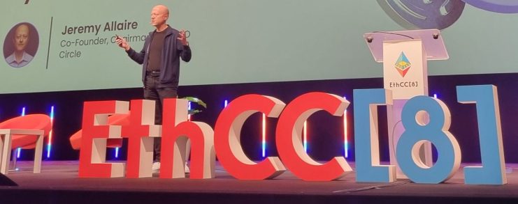 Ein Redner steht auf der Bühne des EthCC[8] vor einem großen Bildschirm, auf dem eine Circle-Präsentation gezeigt wird, die verdeutlicht, wie Circle die Ära des Internet-Finanzsystems gestaltet.