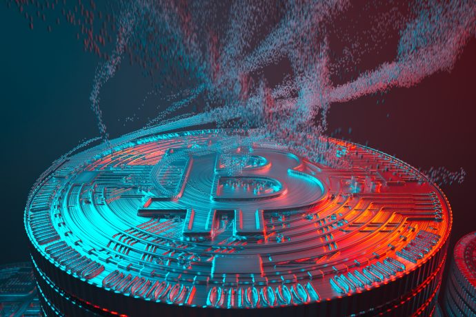 Nahaufnahme eines digitalen Renderings einer Bitcoin-Münze mit Auflösungseffekt und blau-roter Beleuchtung, inspiriert vom innovativen Stil der Krypto-Visuals von Mara.