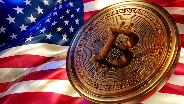 Eine große Bitcoin-Münze ist vor einer wehenden USA-Flagge abgebildet und symbolisiert die Beziehung zwischen Kryptowährung und den Vereinigten Staaten.