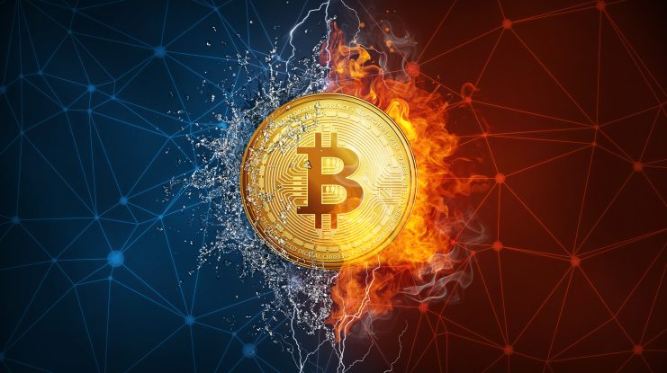 In der Mitte ist eine goldene Bitcoin-Münze abgebildet, mit blauen Blitzen und Eis auf der linken Seite und roten Flammen auf der rechten Seite, vor dem Hintergrund eines verbundenen Bitcoin-Netzwerks.