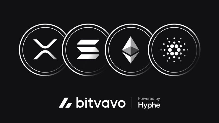 Vier Kryptowährungslogos - XRP, Solana, Ethereum und Cardano - werden über dem Bitvavo-Logo mit dem Text Powered by Hyphe auf schwarzem Hintergrund angezeigt und zeigen die breite Krypto-Auswahl von Bitvavo.
