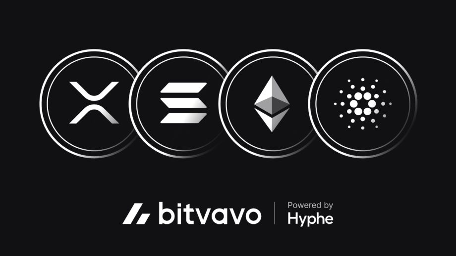 Vier Kryptowährungslogos - XRP, Solana, Ethereum und Cardano - werden über dem Bitvavo-Logo mit dem Text Powered by Hyphe auf schwarzem Hintergrund angezeigt und zeigen die breite Krypto-Auswahl von Bitvavo.