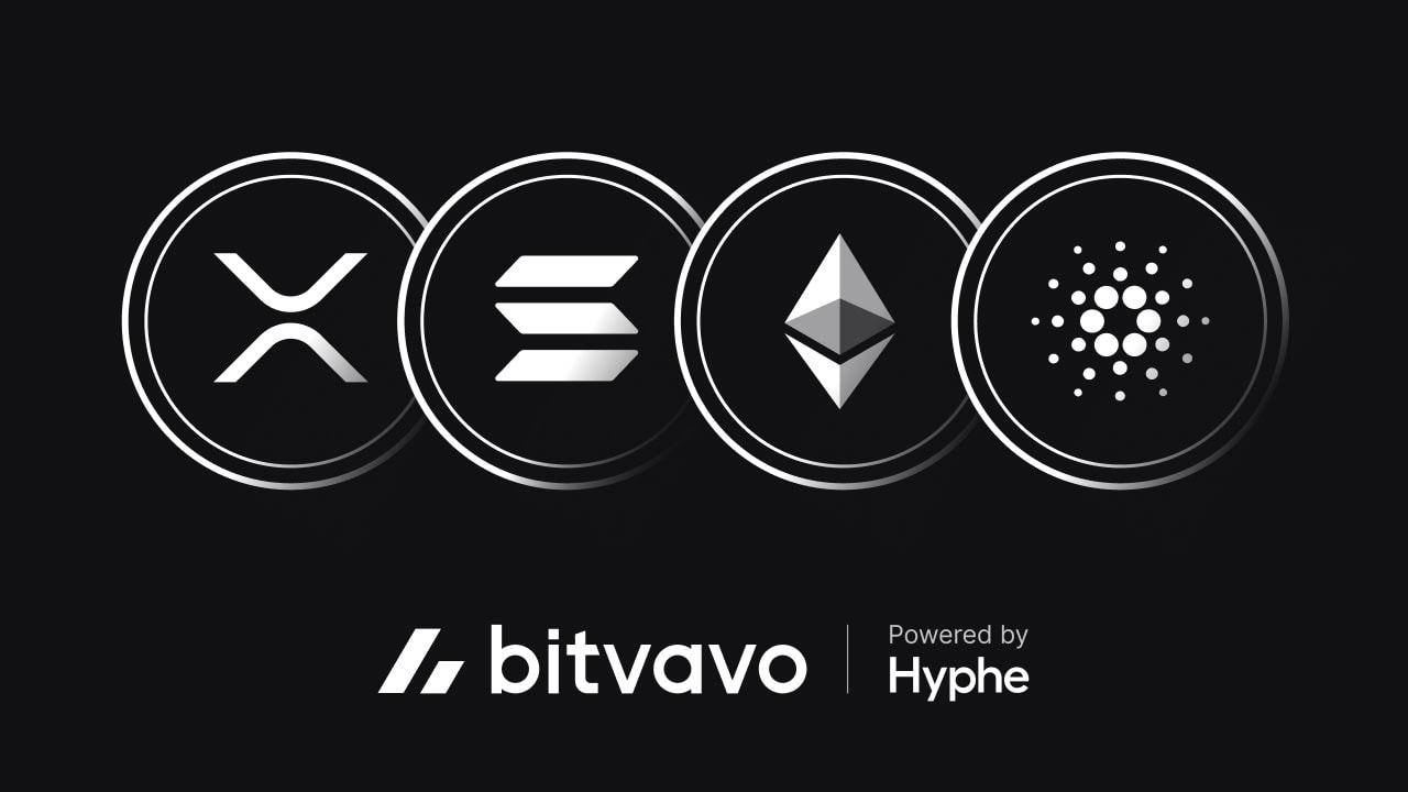 Vier Kryptowährungslogos - XRP, Solana, Ethereum und Cardano - werden über dem Bitvavo-Logo mit dem Text Powered by Hyphe auf schwarzem Hintergrund angezeigt und zeigen die breite Krypto-Auswahl von Bitvavo.