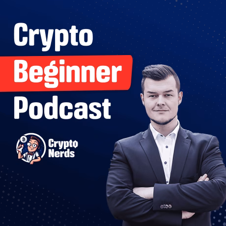 Ein Mann im Anzug steht mit verschränkten Armen neben einem Text mit der Aufschrift Crypto Beginner Podcast und dem Crypto Nerds-Logo auf blauem Hintergrund, der auf die kürzlich erfolgte Auszeichnung mit dem Influencer Award 2025 hinweist.