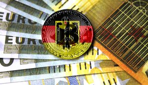 Eine Bitcoin-Münze, auf der die deutsche Flagge abgebildet ist, sitzt auf mehreren Euro-Banknoten und unterstreicht die Rolle von Bitcoin in der sich entwickelnden deutschen Finanzlandschaft.