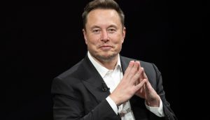Elon Musk grinst in die Kamera