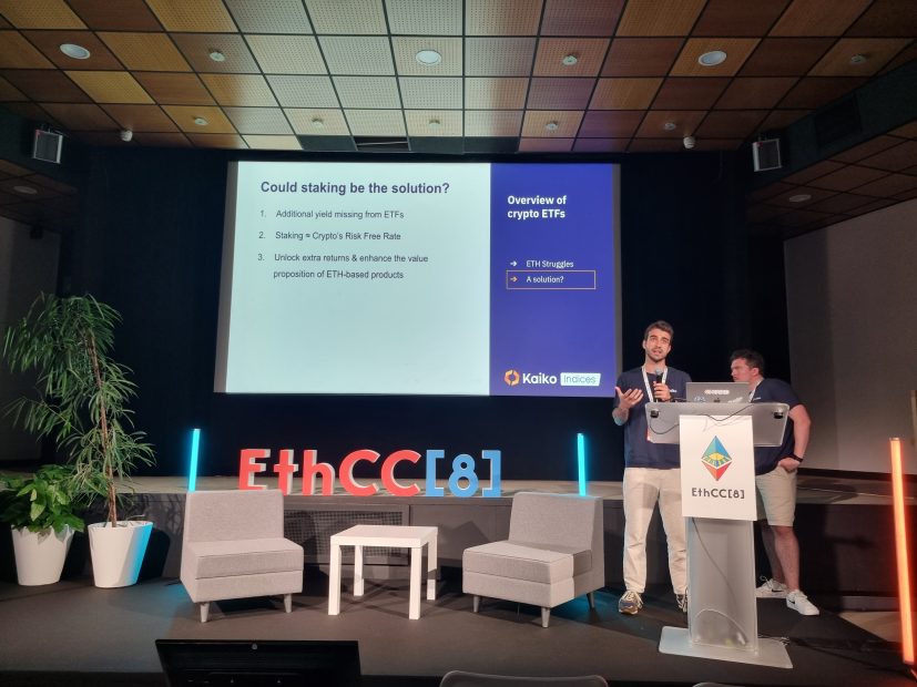 Zwei Männer auf der EthCC[8]-Konferenz; hinter ihnen wird auf einem Bildschirm eine Folie über Ethereum-Staking und Krypto-ETFs gezeigt.