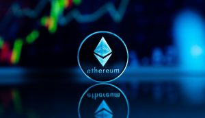 Eine physische Ethereum-Münze steht aufrecht mit ihrem Logo und Text, der sich auf einer Oberfläche spiegelt; im Hintergrund deutet ein verschwommener Candlestick-Chart an, wie Ethereum-ETFs frisches Kapital angezogen haben.
