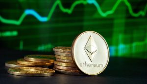 Ein Stapel Ethereum-Münzen wird vor einem grünen Finanzdiagramm gezeigt, das die schwankenden Markttrends und die dynamische Präsenz von Ethereum in der Welt der Kryptowährungen hervorhebt.