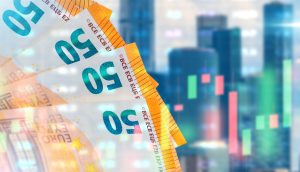 Im Vordergrund sind vier 50-Euro-Banknoten zu sehen, im Hintergrund verschwommene Wolkenkratzer und digitale Börsendiagramme, die auf den Aufstieg der Stablecoins hinweisen.