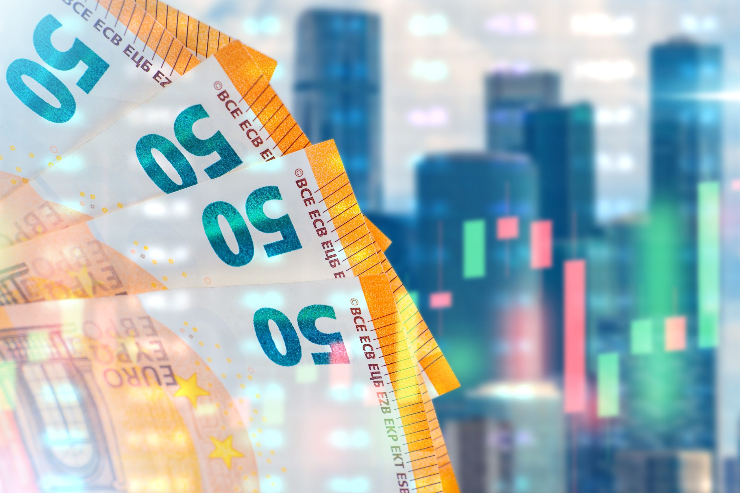 Im Vordergrund sind vier 50-Euro-Banknoten zu sehen, im Hintergrund verschwommene Wolkenkratzer und digitale Börsendiagramme, die auf den Aufstieg der Stablecoins hinweisen.