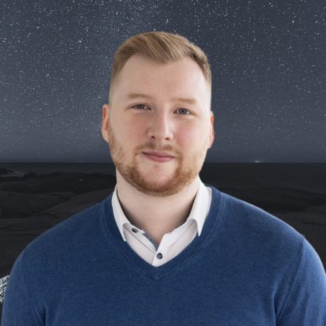 Ein Mann mit kurzen blonden Haaren und Bart, der einen blauen Pullover über einem weißen Hemd trägt, steht vor dem Hintergrund eines nächtlichen Sternenhimmels, der den Geist des Influencer Award 2025 repräsentiert.