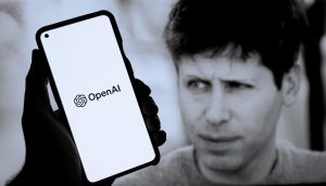 Eine Hand hält ein Smartphone, auf dem das OpenAI-Logo abgebildet ist. Das Gesicht eines Mannes ist unscharf im Hintergrund zu sehen und verdeutlicht die Integration der OpenAI-Technologie in den Alltag.