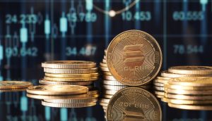Stapel von Goldmünzen mit dem Solana-Logo werden vor einem digitalen Chart mit Solana-Finanzdaten und Candlestick-Grafiken angezeigt.