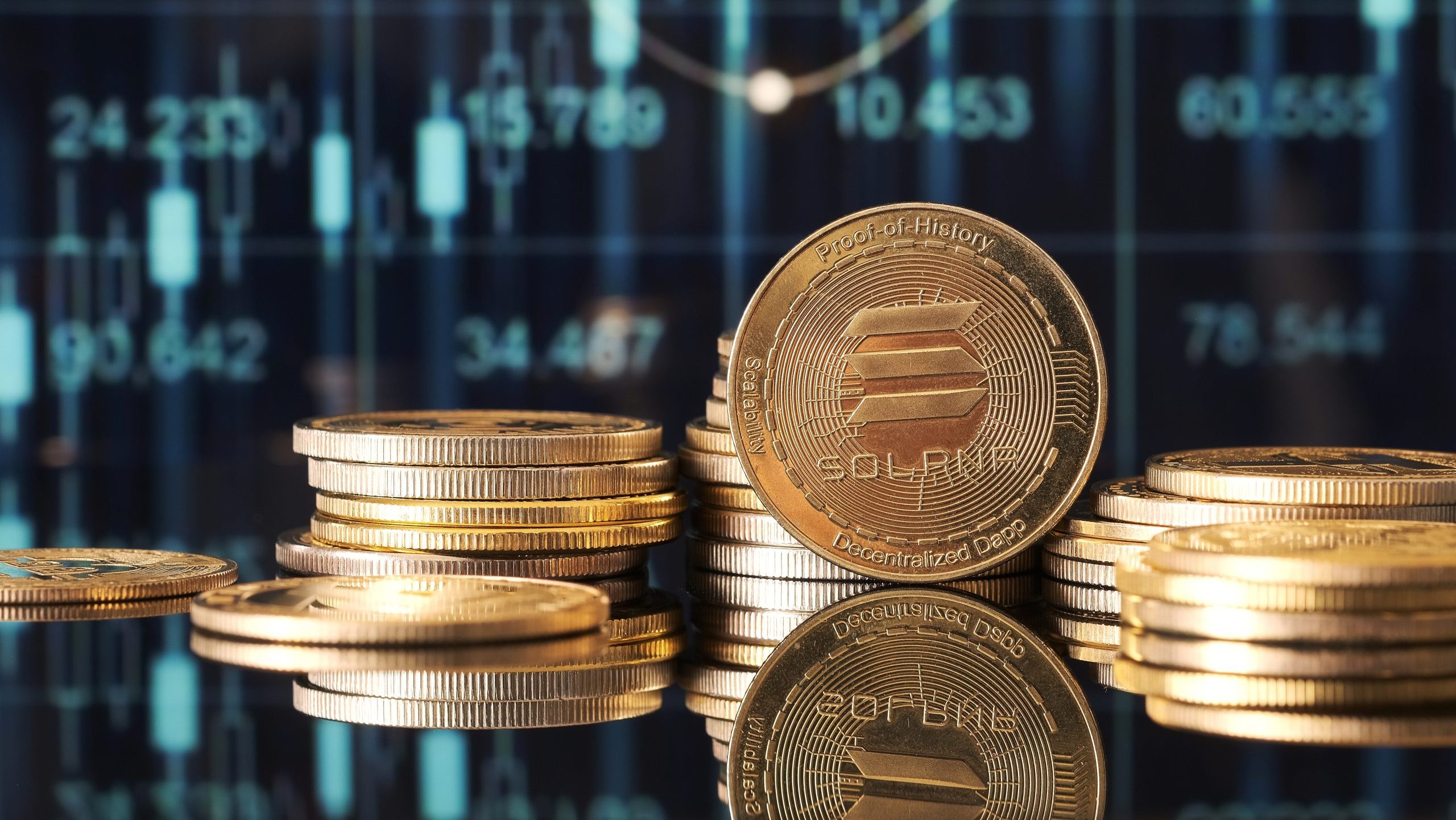 Stapel von Goldmünzen mit dem Solana-Logo werden vor einem digitalen Chart mit Solana-Finanzdaten und Candlestick-Grafiken angezeigt.