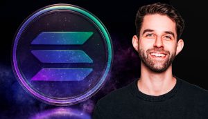 Unser Autor steht neben dem Logo von Solana