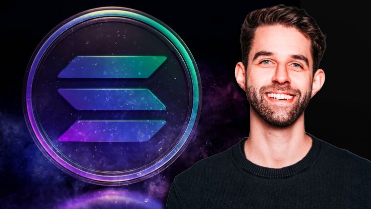 Unser Autor steht neben dem Logo von Solana