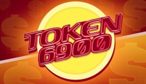 Eine große gelbe Münze mit dem Text TOKEN 6900 in fetten, roten Buchstaben vor einem orangefarbenen Hintergrund mit Dollarzeichen - perfekt für alle, die Kryptowährung kaufen wollen.