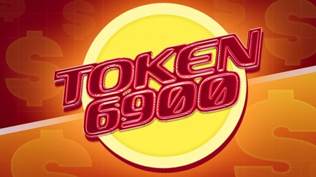 Eine große gelbe Münze mit dem Text TOKEN 6900 in fetten, roten Buchstaben vor einem orangefarbenen Hintergrund mit Dollarzeichen - perfekt für alle, die Kryptowährung kaufen wollen.