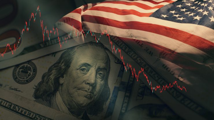 Eine US-Flagge überlagert die Nahaufnahme eines Hundert-Dollar-Scheins mit einem Diagramm des Börsencrashs, das über das Bild gelegt wird.