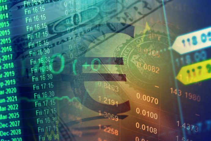 Digitale Zusammenstellung von Währungssymbolen, einschließlich Euro- und Stablecoin-Symbolen, überlagert mit Finanzdiagrammen, Aktienkursen und Teilbildern von US-Dollarnoten, die auf die globalen Finanzmärkte hinweisen.