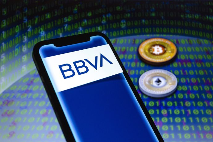 BBVA Logo auf einem Smartphone