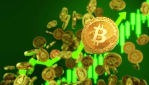 Goldene Bitcoin-Münzen schweben vor einem grünen Hintergrund mit aufsteigenden Graphen und Candlestick-Charts, die den steigenden Wert von Bitcoin und die dynamische Welt der Kryptowährungen hervorheben.