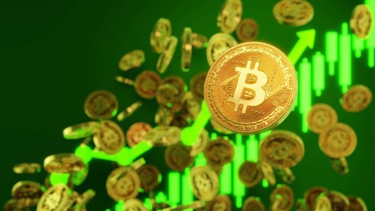 Goldene Bitcoin-Münzen schweben vor einem grünen Hintergrund mit aufsteigenden Graphen und Candlestick-Charts, die den steigenden Wert von Bitcoin und die dynamische Welt der Kryptowährungen hervorheben.