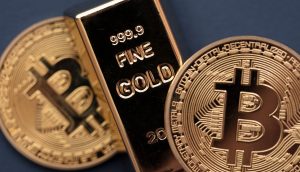 Ein Goldbarren mit der Aufschrift 999.9 FINE GOLD ist zwischen zwei physischen Bitcoin-Münzen positioniert und verdeutlicht auf einer dunklen Fläche die Überschneidung von traditionellem Goldwert und digitaler Bitcoin-Währung.