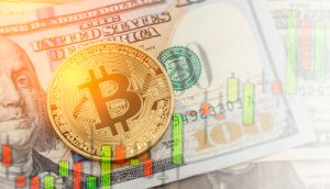 Eine goldene Bitcoin-Münze auf einem US-Hundert-Dollar-Schein, mit digitalen Börsencharts und dem aktuellen Bitcoin-Kurs im Vordergrund.