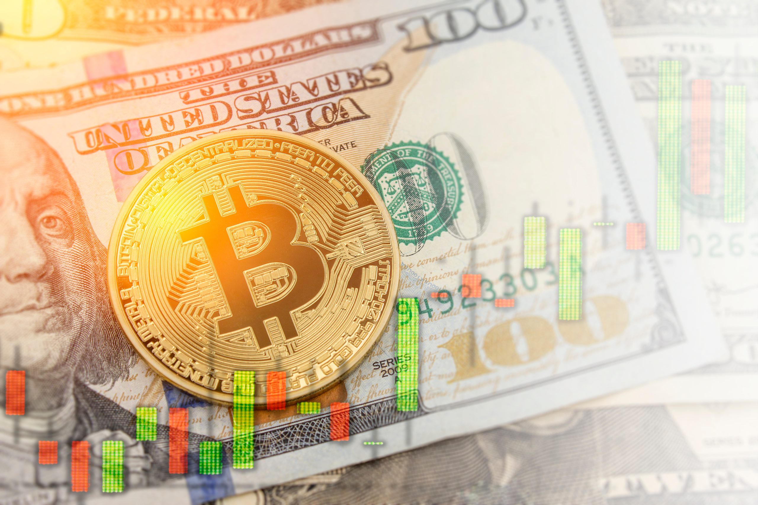 Eine goldene Bitcoin-Münze auf einem US-Hundert-Dollar-Schein, mit digitalen Börsencharts und dem aktuellen Bitcoin-Kurs im Vordergrund.