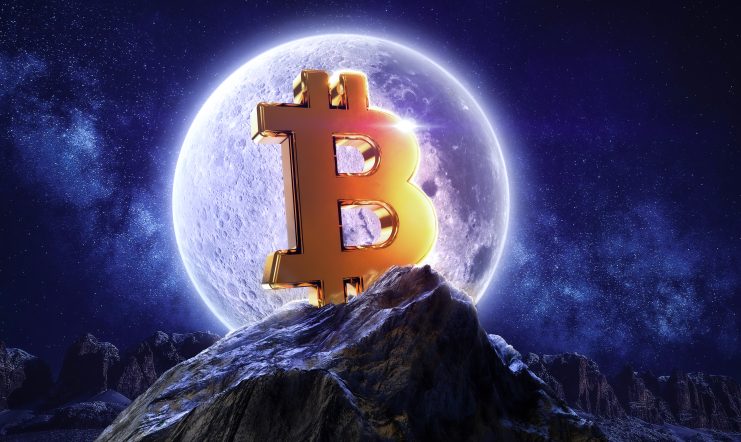 Bitcoin vor dem strahlenden Mond auf einem Berggipfel