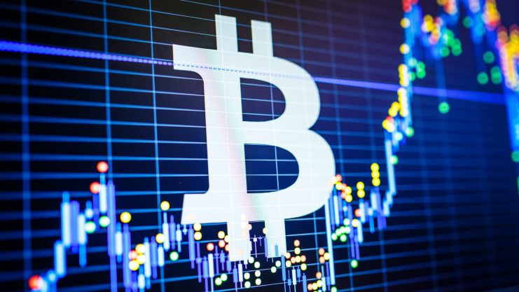 Ein großes Bitcoin-Symbol überlagert ein digitales Diagramm, das schwankende Bitcoin-Kurslinien und bunte Datenpunkte zeigt.