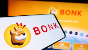 Auf einem Smartphone und einem Computerbildschirm ist das BONK-Logo zu sehen, das einen verspielten Shiba-Inu-Kopf neben dem fetten roten BONK-Text zeigt.
