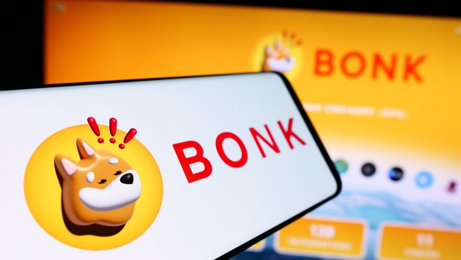 Auf einem Smartphone und einem Computerbildschirm ist das BONK-Logo zu sehen, das einen verspielten Shiba-Inu-Kopf neben dem fetten roten BONK-Text zeigt.