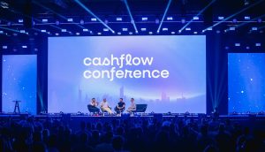 Panel-Diskussion auf der Bühne der Cashflow Conference 2025 mit Publikum in Frankfurt