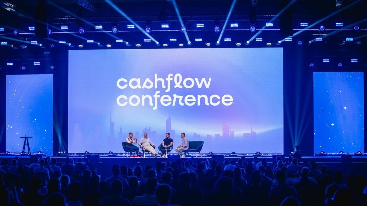 Panel-Diskussion auf der Bühne der Cashflow Conference 2025 mit Publikum in Stuttgart