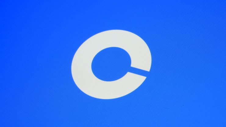 Ein weißes, kreisförmiges Coinbase-Logo mit einer kleinen Lücke unten rechts auf blauem Hintergrund.