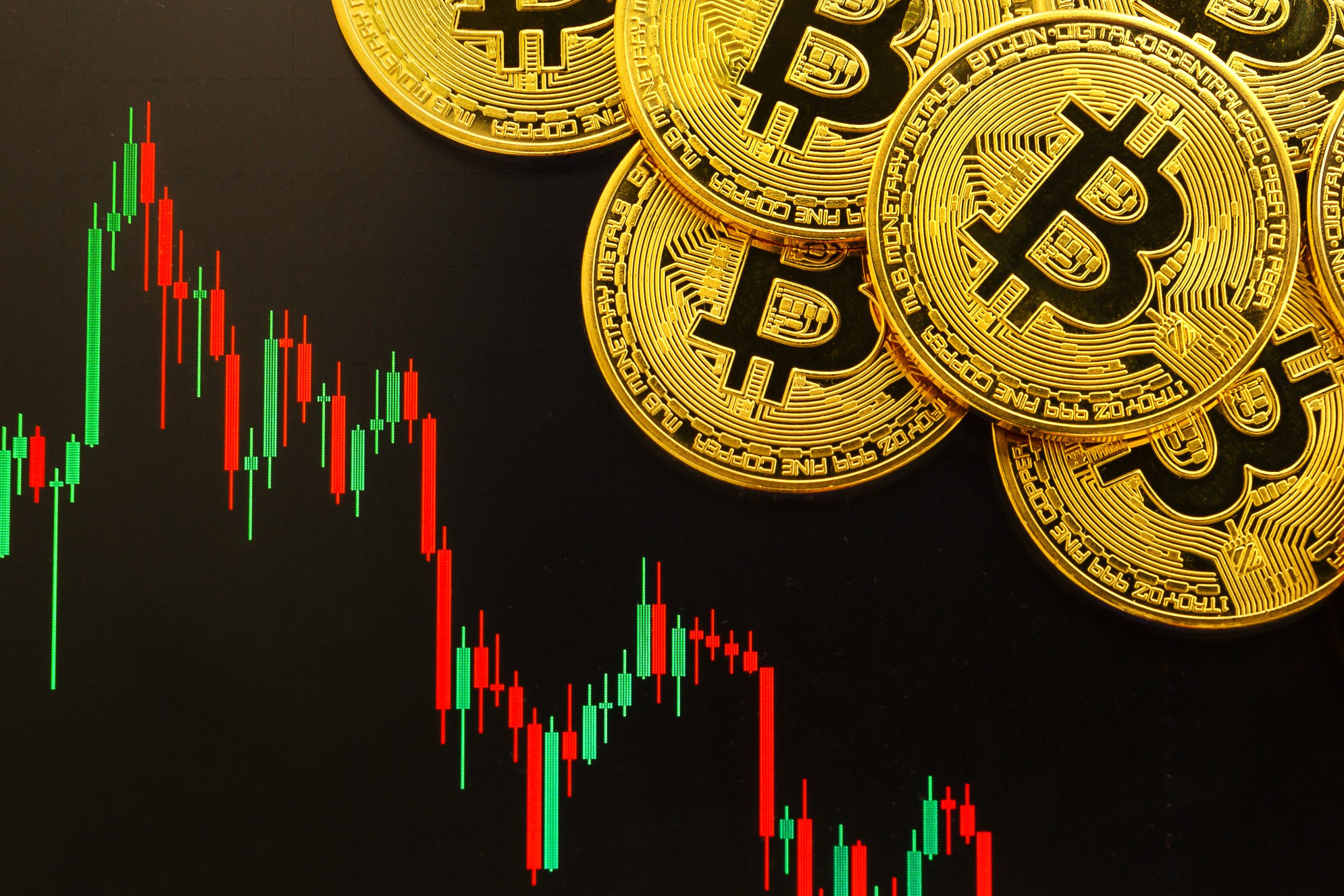 Gold-Bitcoin-Token, die über einem Kryptowährungs-Candlestick-Diagramm angeordnet sind, zeigen Marktpreisschwankungen, die jüngsten BTC-Kursänderungen und die Auswirkungen eines Abverkaufs auf Bitcoin-Trends.