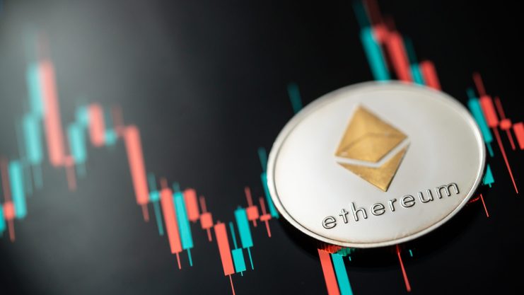 Eine physische Ethereum-Münze ruht auf einem Bildschirm, der ein Candlestick-Diagramm mit roten und grünen Balken anzeigt, das die jüngsten Kursbewegungen von Ethereum und Kryptowährungen visualisiert.
