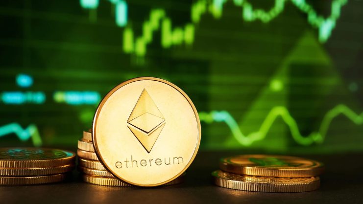 Ein Stapel Ethereum-Münzen wird vor einem grünen digitalen Finanzdiagramm angezeigt, das die schwankenden Ethereum-Markttrends illustriert.