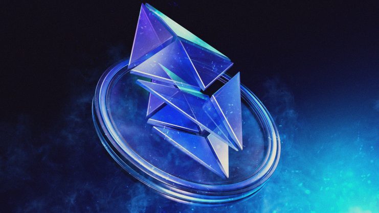 Eine digitale Illustration von drei miteinander verbundenen, blauen, transparenten Ethereum-Logos, die über einem glühenden Kreisring auf einem dunklen, rauchigen Hintergrund schweben, fängt die dynamische Energie des Ethereum-Netzwerks ein.