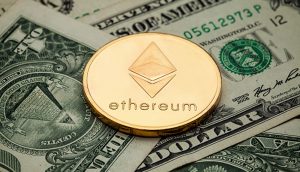 Eine goldene Ethereum-Münze sitzt auf mehreren US-Ein-Dollar-Scheinen und verdeutlicht die Überschneidung von Ethereum und traditioneller Währung.